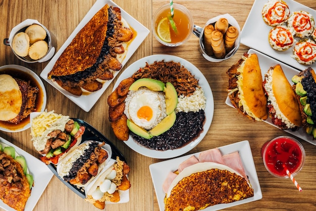 Foto venezolaans eten op tafel arepas tostones cachapas empanadas typische venezolaanse gastronomie