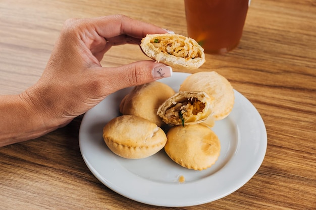 Foto venezolaanse andische kippenkoekjes in de hand