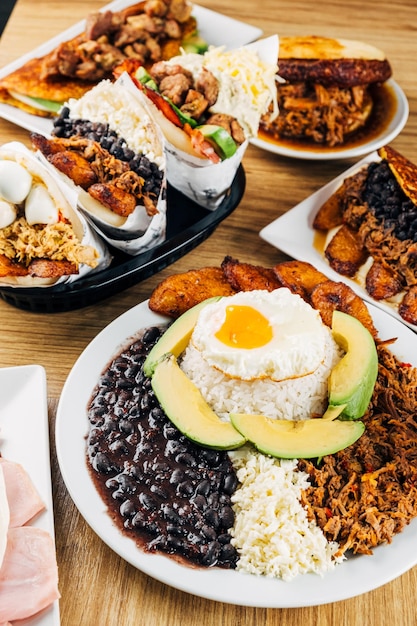 사진 테이블에 있는 베네수엘라 음식 arepas tostones cachapas empanadas 베네수엘라의 전형적인 요리