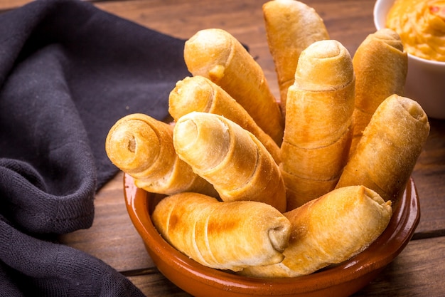 Photo venezuelan style cheese fingers on a wooden table