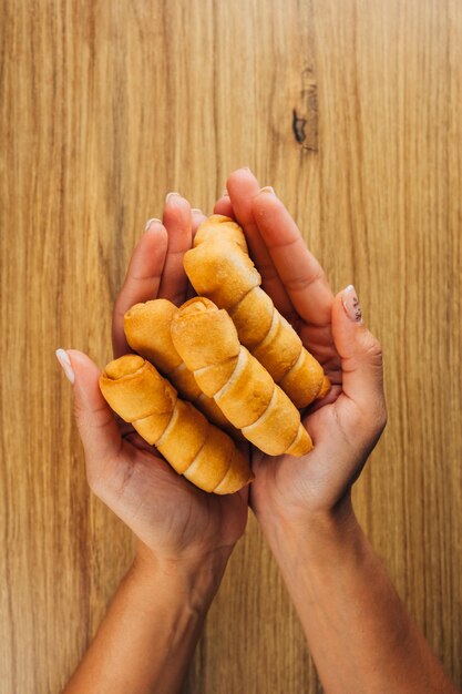 Photo venezuelan tequenos in the hands of a girl