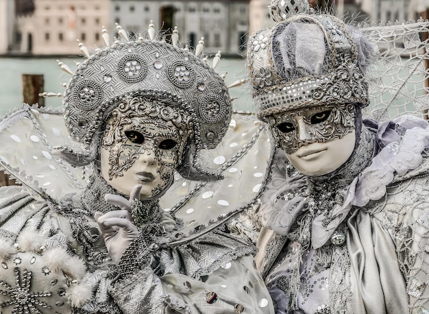 Венецианская карнавальная маска во время карнавала в венеции, италия