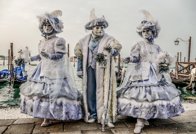 Венецианская карнавальная маска во время карнавала в венеции, италия
