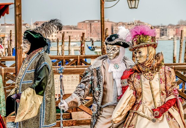 Maschera di carnevale di venezia durante il carnevale a venezia italia