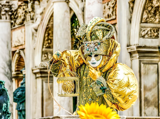 Maschera di carnevale di venezia durante il carnevale a venezia italia