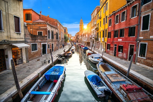 ヴェネツィアの街並み、狭い水路の夏の日イタリア