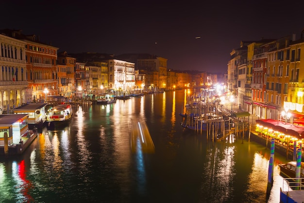 晴れた夜のヴェネツィア大運河イタリア