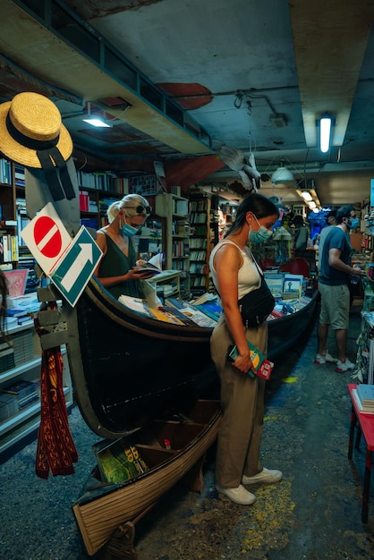 Photo venice italia nov 2021 ancient bookshop in venice with all books