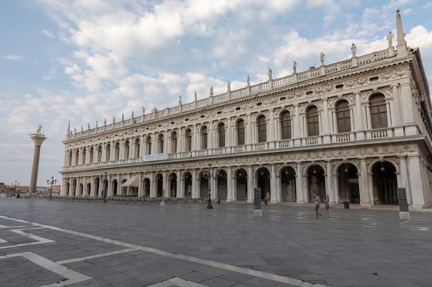 Venice, Italië - 1 juli 2018: Panoramisch uitzicht op de gevel van Museo Correr en Piazza San Marco, vaak bekend als het San Marcoplein, is het belangrijkste openbare plein van Venetië