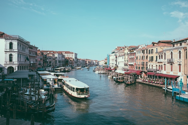 Venice, Italië - 1 juli 2018: Panoramisch uitzicht op het Canal Grande (Canal Grande) vanaf de Rialtobrug. Het is een belangrijke waterverkeerscorridor in de stad Venetië. Landschap van zonnige zomerdag en blauwe lucht