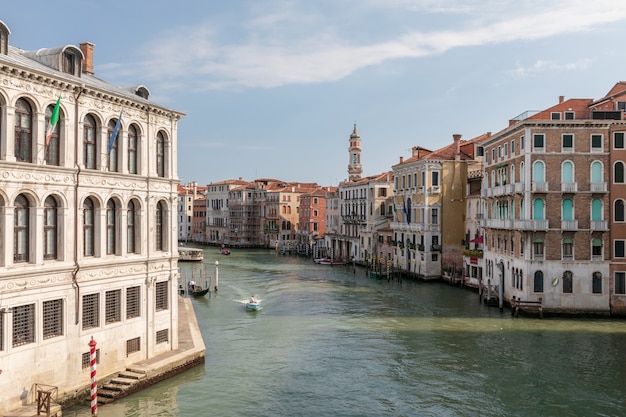 Venice, Italië - 1 juli 2018: Panoramisch uitzicht op het Canal Grande (Canal Grande) vanaf de Rialtobrug. Het is een belangrijke waterverkeerscorridor in de stad Venetië. Landschap van zonnige zomerdag en blauwe lucht