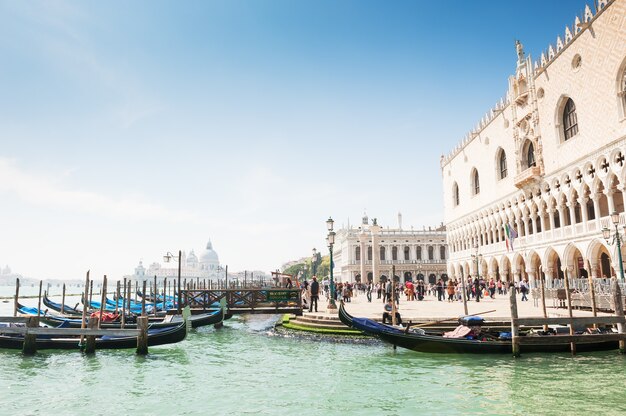 Venice, Italië - 12 april 2016. Gondel op het Canal Grande en het San Marco-plein in Venetië, Italië?