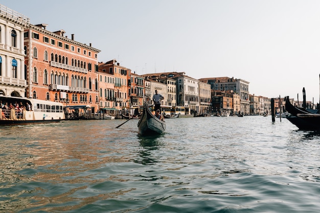 Venice, Italië - 2 juli 2018: Panoramisch uitzicht op Canal Grande (Canal Grande) vanaf gondel met actieve verkeersgondels. Grand Canal, het vormt een van de belangrijkste waterverkeerscorridors in de stad Venetië