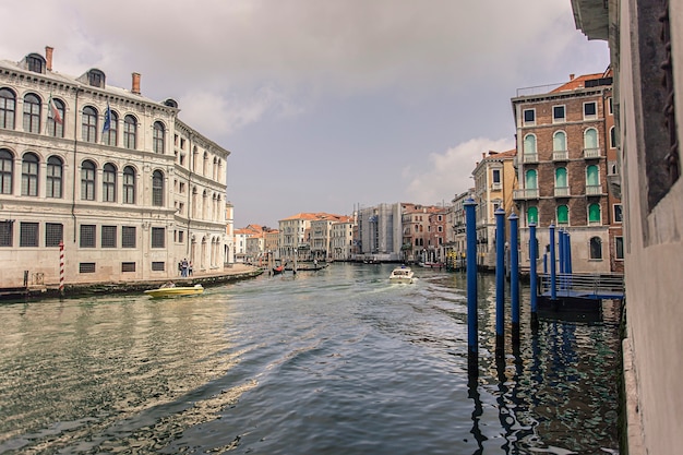 ВЕНЕЦИЯ, ИТАЛИЯ 2 ИЮЛЯ 2020 ГОДА: Пейзаж Большого канала в Венеции