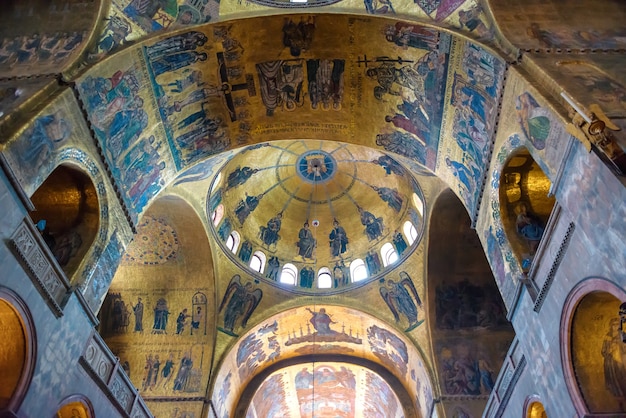 Photo venice, italy - august 15, 2014: interior of san marco basilica in venice, italy