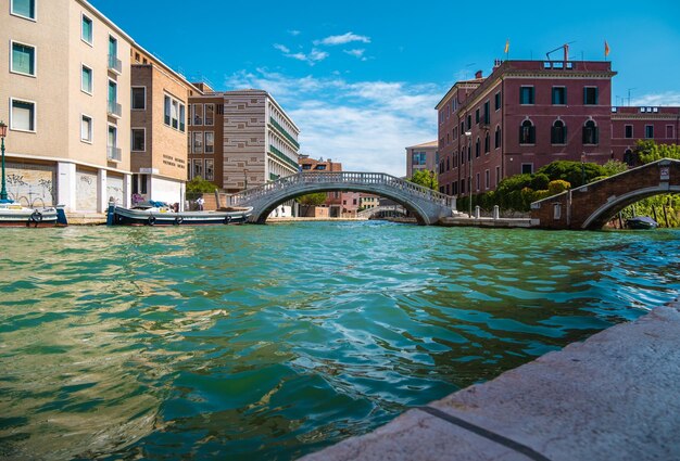 ヴェネツィアイタリア2021年8月27日日中のヴェネツィアの空の運河の風光明媚な景色