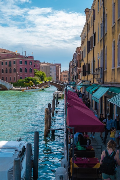 ヴェネツィアイタリア2021年8月27日ヴェネツィアの狭い運河の上面図
