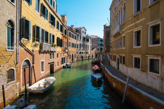 ヴェネツィアイタリア2021年8月27日ヴェネツィアの運河に観光客のいない空の水通りの眺め