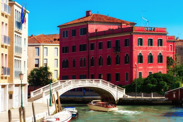 Venezia, italia. bella tradizionale via canale con case colorate e barche