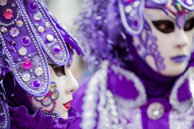 Foto venezia, italia. carnevale di venezia, tipica tradizione italiana e festa con le maschere in veneto.