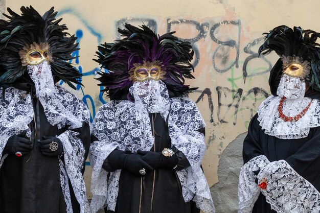 Foto venezia, italia. carnevale di venezia, tipica tradizione italiana e festa con le maschere in veneto.