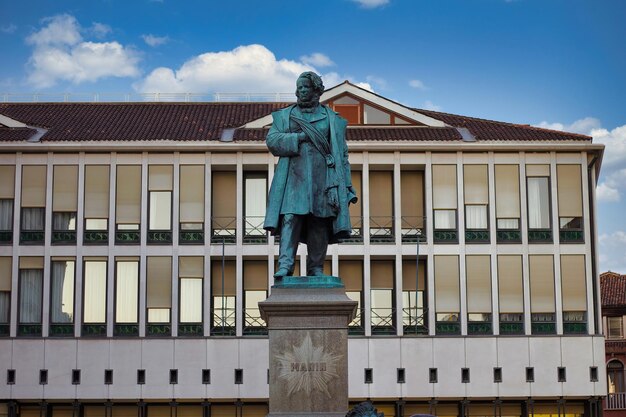 Photo venice italy daniele manin bronze statue in a main square against beautiful building