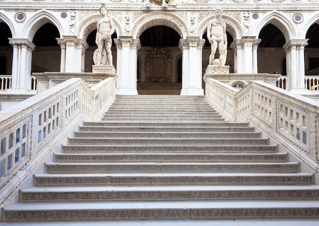 Photo venice, italy. detail of palazzo ducale stairway