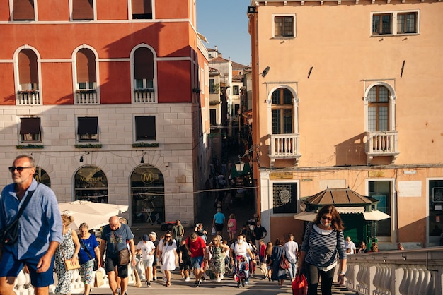 Photo venice italy july 2021 people on scalzi bridge ponte degli scalzi