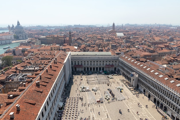 Venezia, italia - 30 giugno 2018: vista panoramica della città di venezia, museo correr e piazza san marco (piazza san marco) è piazza di venezia dal campanile di san marco (campanile di san marco)