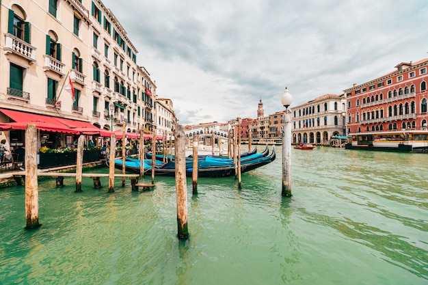 イタリア、ヴェネツィア-2019年5月3日：夏の晴れた日にイタリアのヴェネツィアの運河で表示します。