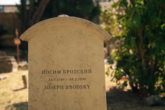 Photo venice italy nov 2021 gravestone on grave of the joseph brodsky