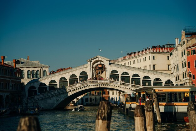 Photo venice italy nov 2021 rialto bridge and grand canal