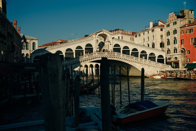 Photo venice italy nov 2021 rialto bridge and grand canal