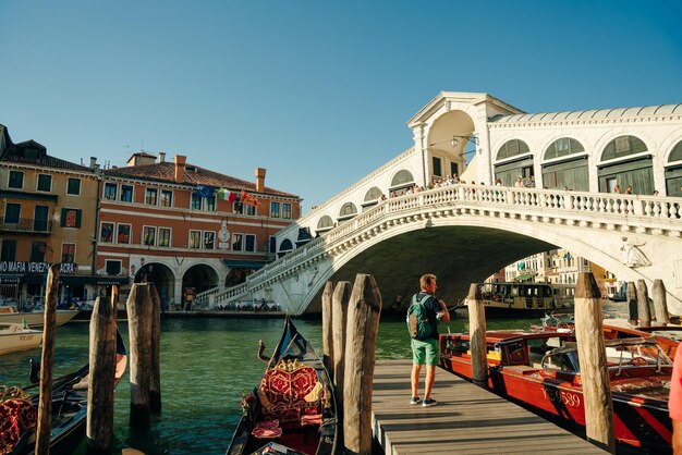 Photo venice italy nov 2021 rialto bridge and grand canal