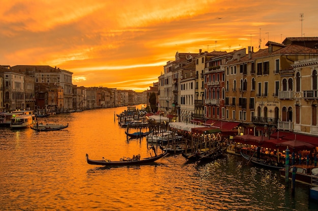 베니스, 이탈리아 - 11월 7,2016: 이탈리아 베니스 운하와 강에서 곤돌라 보트 서비스 고객 및 관광 사람들의 전망.