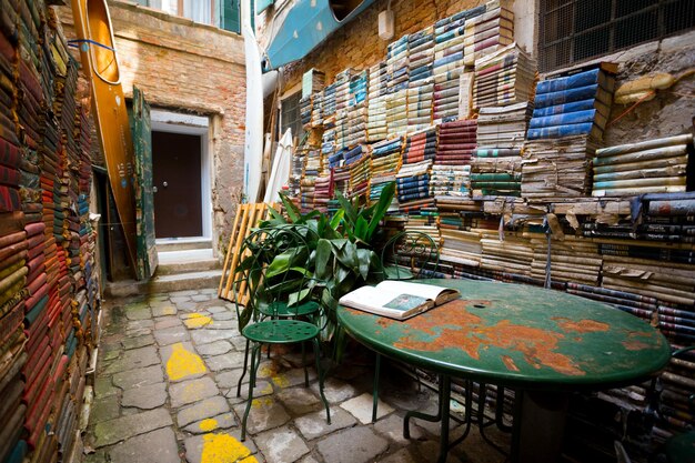 Venezia, italia 29 settembre 2016: vista della famosa libreria a venezia. venezia, italia, 29 settembre 2016