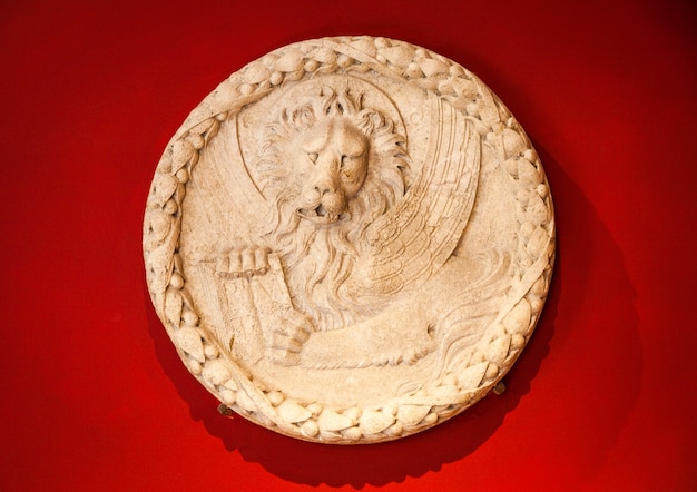 베니스, 이탈리아. 300년 된 돌에 새겨진 마을의 상징: 산마르코 사자