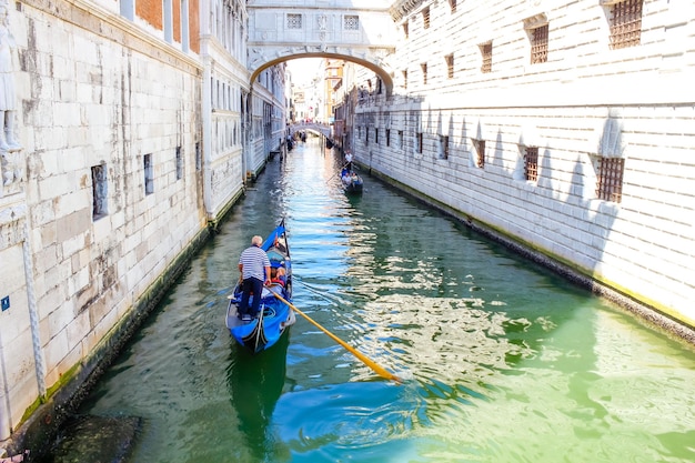 Foto venezia italyquot agosto 2016 un bellissimo canale con turisti che navigano a venezia