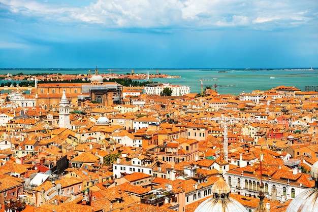 上からヴェネツィアの屋根。サンマルコタワーからの家、海、宮殿の空撮