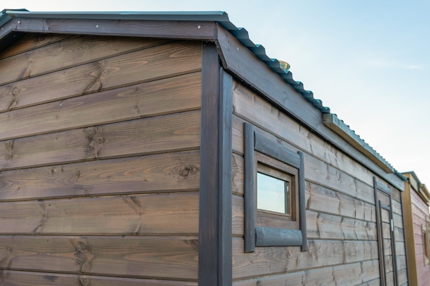 Venster in een houten huis