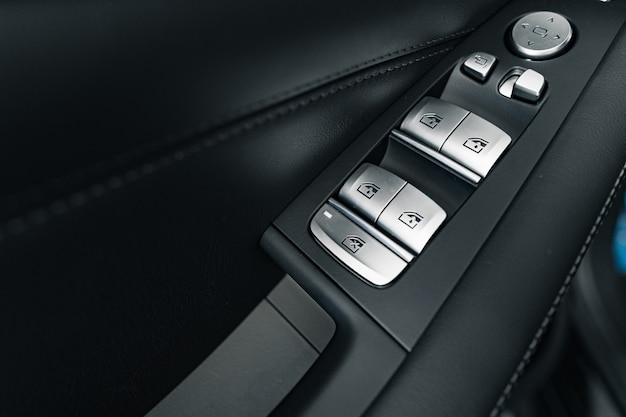 Venster lifter knop in een luxeauto close-up