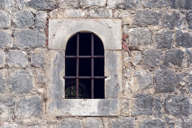 Venster met rooster in oud gebouw in Montenegro in Kotor