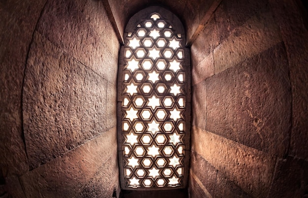 Venster met zonlicht in Qutub Minar