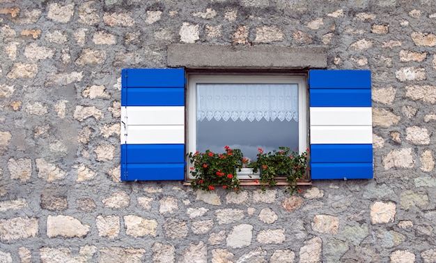 Venster op de gevel van de Italiaanse stenen muur