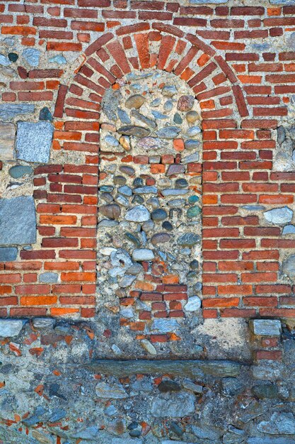 Foto venster van een verlaten gebouw.