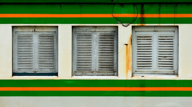 Venster van oude en roestige bogietrein