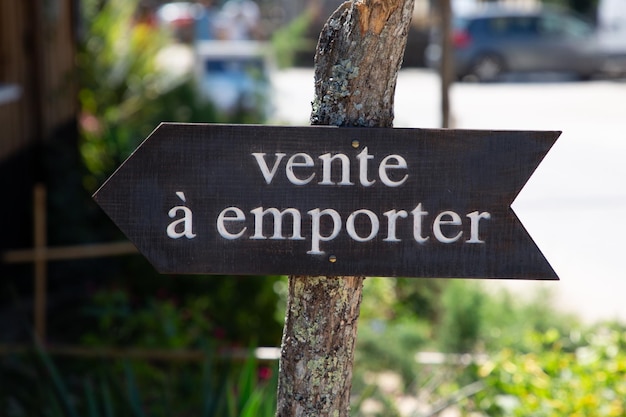 Vente a emporter Franse tekst betekent afhaalrestaurants Pijltekens Nieuwe informatie Kennis op houten paneel