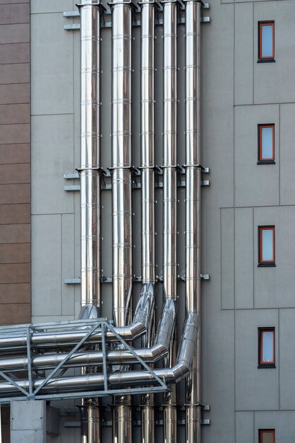 Ventilatie aan de muur om warme lucht aan de muur van het gebouw af te voeren