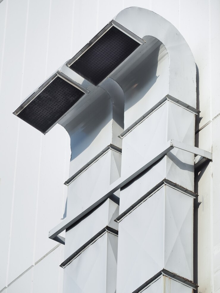 Ventilatie- en airconditioningpijp buiten het gebouw geïnstalleerd. Ventilatiebuis voor bouw of fabriek.