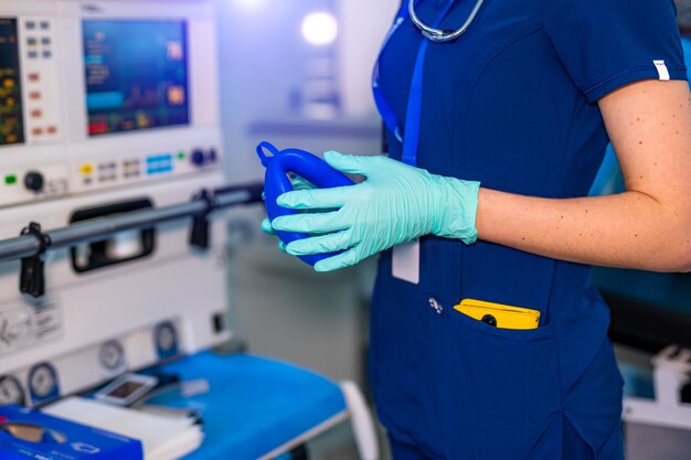 Ventilatie van de longen met zuurstof. Masker voor intubatie. COVID-19 en coronavirus identificatie. Longontsteking diagnosticeren. Pandemie.